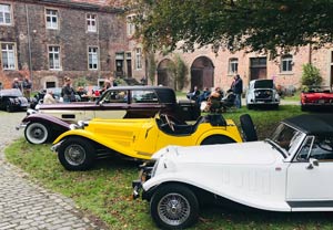 Foto vom Britisch Picknick mit englischen Fahrzeugen auf Schloss Bladenhorst am 3.10.2025
